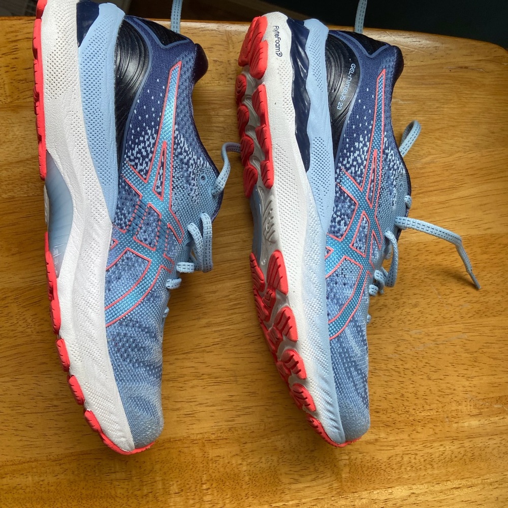 Like new Womens Asics Gel-Nimbus 23